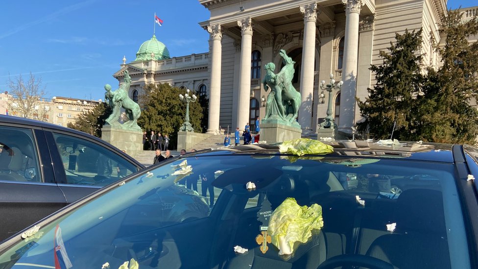 Skupština Srbije: Zašto su kupus, transparenti i zakletve u holu obeležili konstitutivnu sednicu 4 Skupština