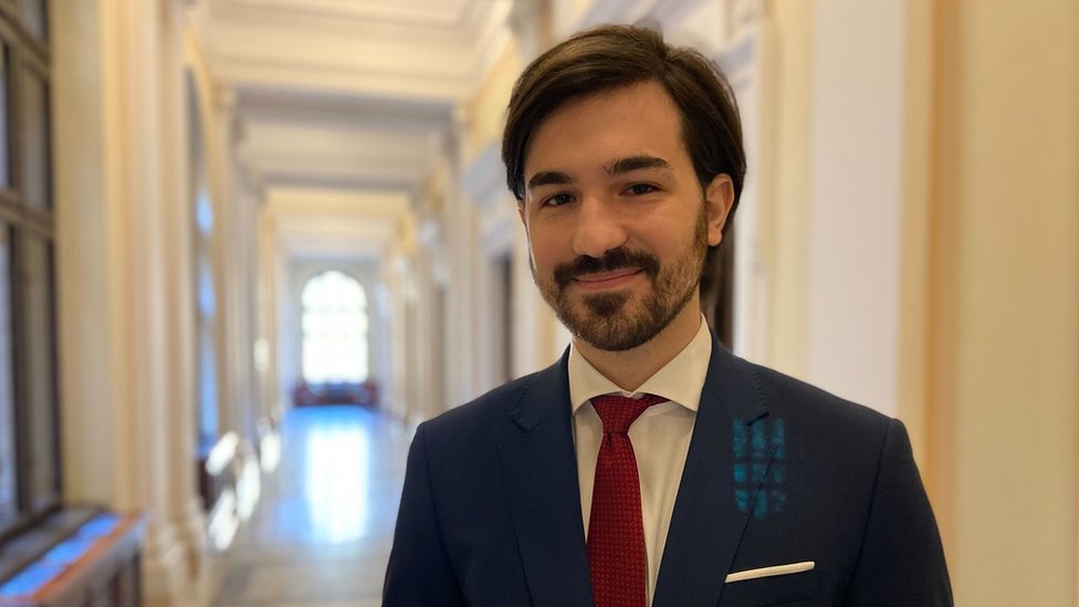 Skupština Srbije: Zašto su kupus, transparenti i zakletve u holu obeležili konstitutivnu sednicu 8 Skupština