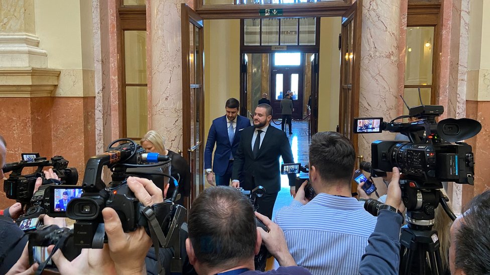 Skupština Srbije: Zašto su kupus, transparenti i zakletve u holu obeležili konstitutivnu sednicu 6 Skupština