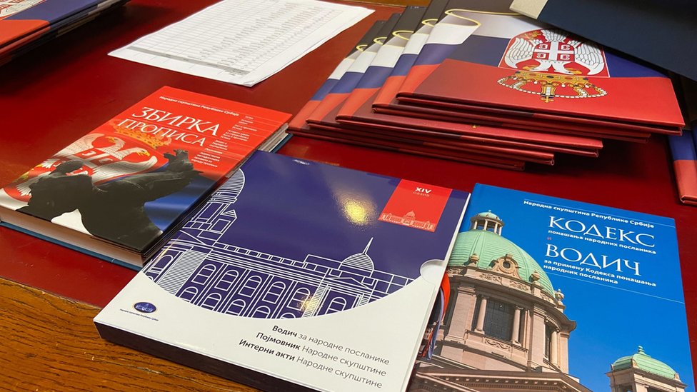 Skupština Srbije: Zašto su kupus, transparenti i zakletve u holu obeležili konstitutivnu sednicu 7 Skupština