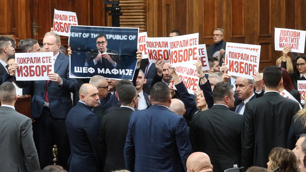 Skupština Srbije: Zašto su kupus, transparenti i zakletve u holu obeležili konstitutivnu sednicu 9 Skupština