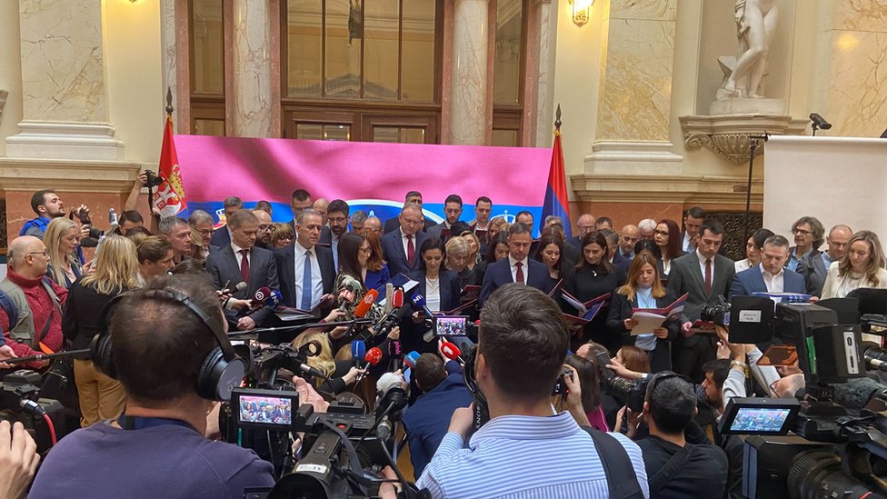 Skupština Srbije: Zašto su kupus, transparenti i zakletve u holu obeležili konstitutivnu sednicu 11 Skupština