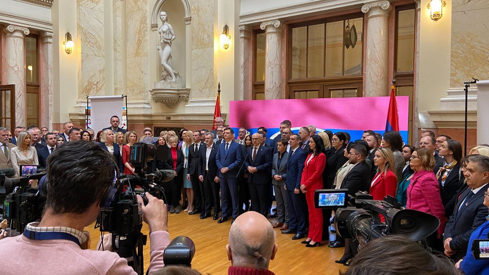 Skupština Srbije: Zašto su kupus, transparenti i zakletve u holu obeležili konstitutivnu sednicu 12 Skupština