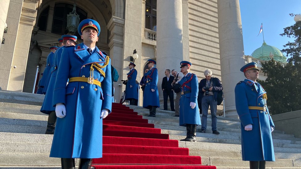 Skupština Srbije: Zašto su kupus, transparenti i zakletve u holu obeležili konstitutivnu sednicu 5 Skupština
