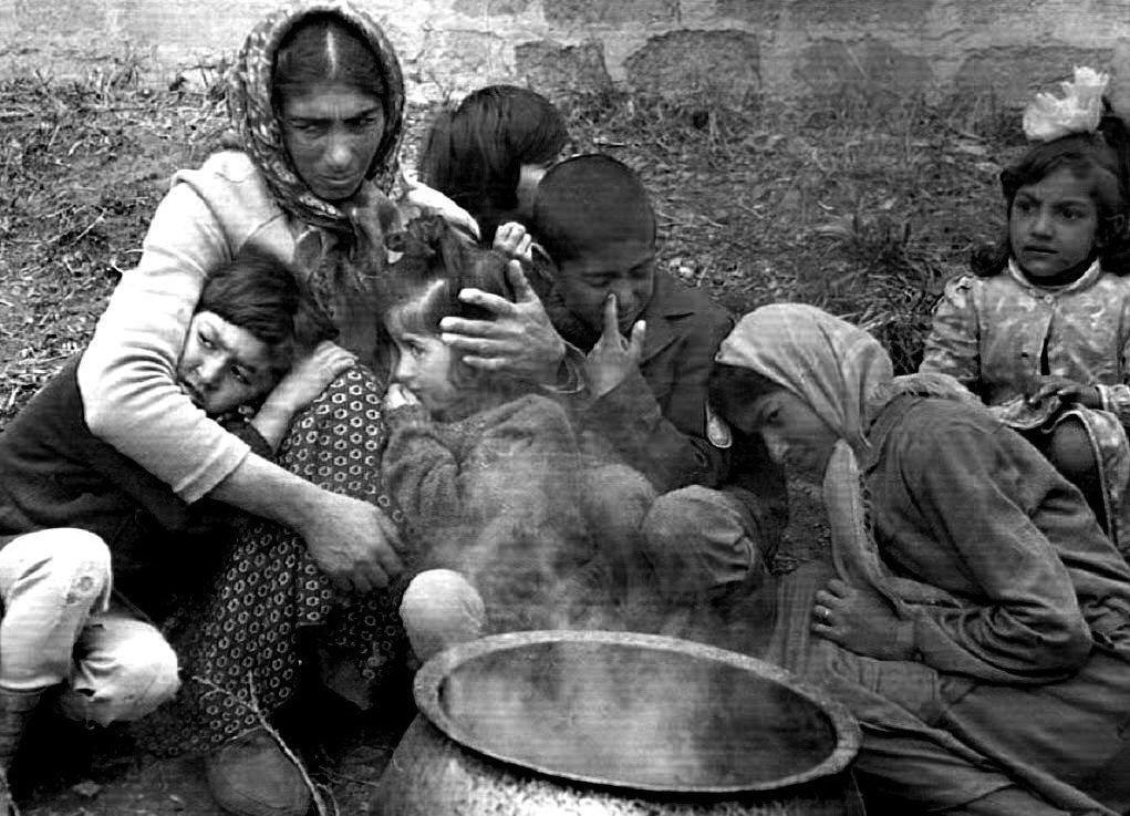 Izbori u Azerbejdžanu: Predsednik Ilham Alijev učvršćuje vladavinu, grabi ka petom mandatu 9 Izbeglica iz Keldadjara sa dvoje dece u Azerbejdžanu 1993. godine