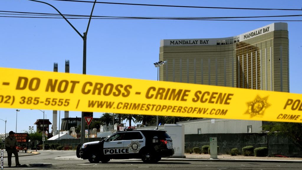 Superboul 58: Kako se Las Vegas zaljubio u velike ekipne sportove 4 Crime scene tape shuts a road outside Mandalay Bay hotel