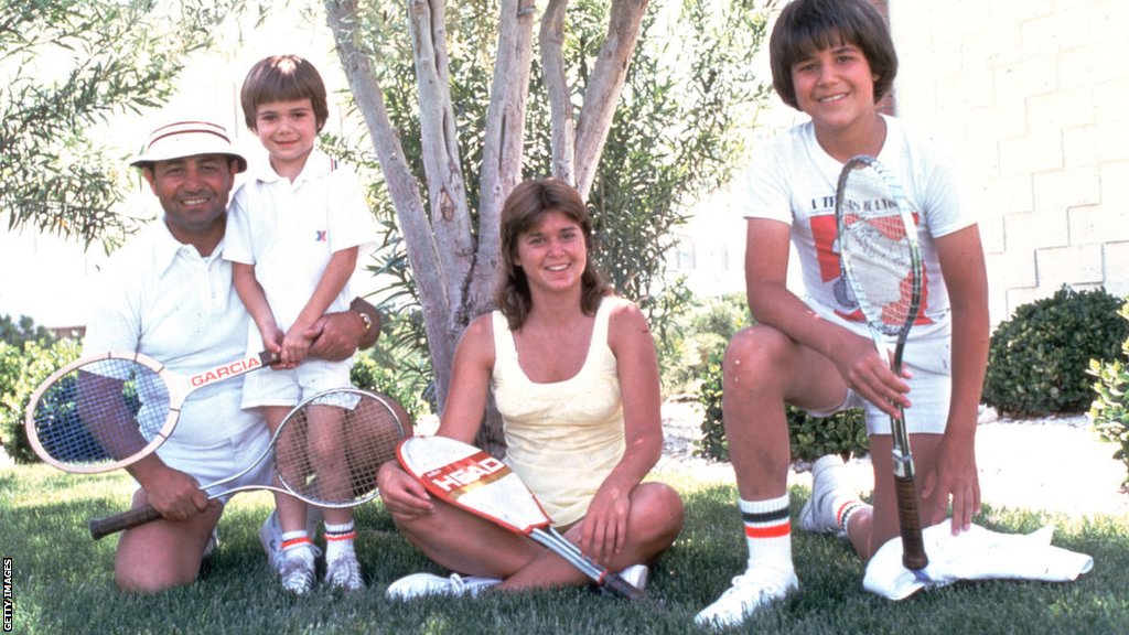 Superboul 58: Kako se Las Vegas zaljubio u velike ekipne sportove 3 The Agassi family, with a young Andre, pose in front of a tree while holding tennis racquets