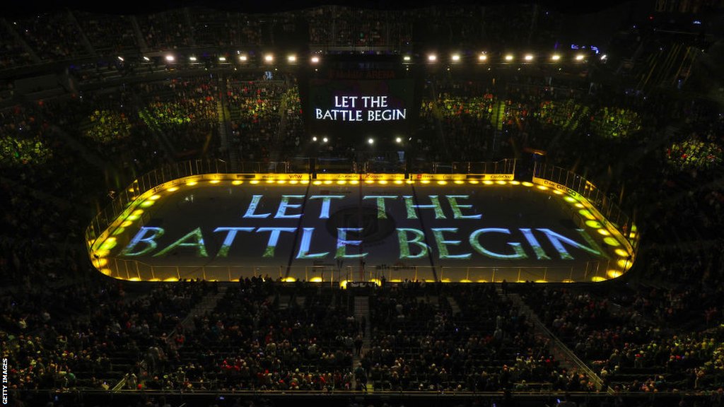 Superboul 58: Kako se Las Vegas zaljubio u velike ekipne sportove 7 The words Let Battle Begin are projected onto the ice at a Golden Knights home game