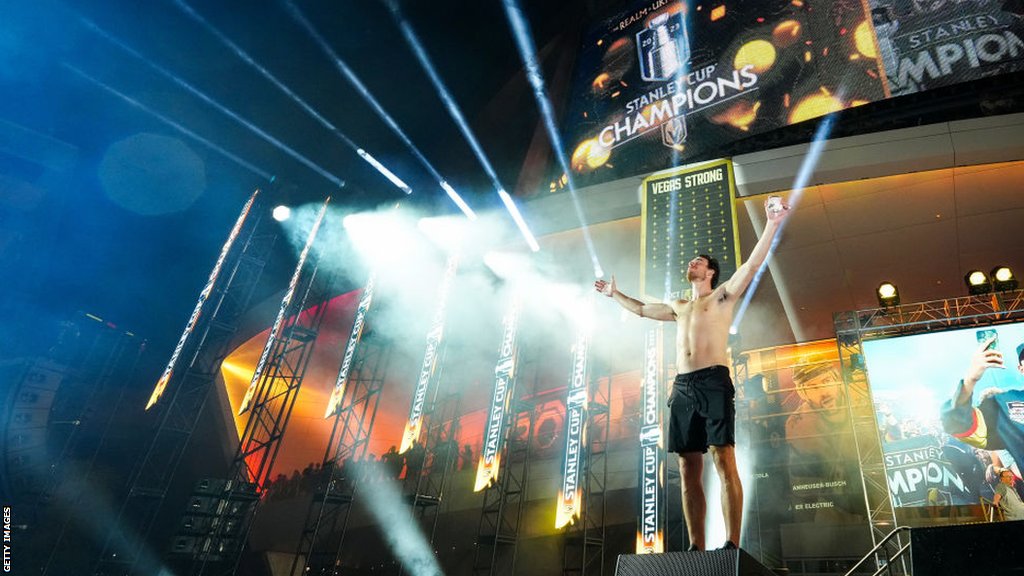 Superboul 58: Kako se Las Vegas zaljubio u velike ekipne sportove 10 A player celebrates on stage at the Golden Knights victory parade