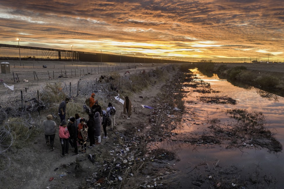 Migranti i izbeglice: Tri razloga zašto toliko mnogo ljudi želi da pređe iz Meksika u SAD 1 Migrants cross the Rio Grande