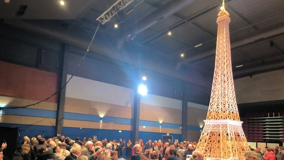 Ginisova knjiga: Nema rekorda za Ajfelovu kulu zbog pogrešnih šibica 1 Richard Plaud has spent eight years building his Eiffel Tower, only to find he used the wrong kind of match