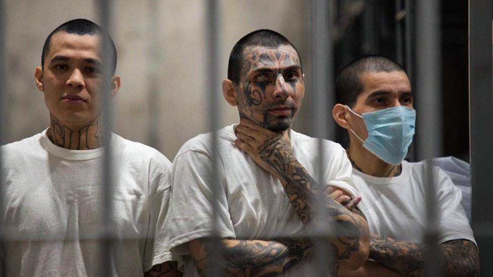 El Salvador: Unutar tajanstvenog mega-zatvora, simbola rata predsednika Bukelea protiv bandi 1 Three inmates covered with tattoos, behind bars at Cecot prison, El Salvador