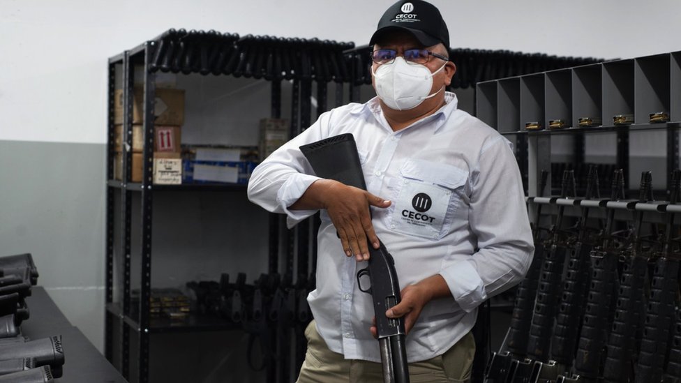El Salvador: Unutar tajanstvenog mega-zatvora, simbola rata predsednika Bukelea protiv bandi 2 The director of Cecot, holding a shotgun and wearing a mask