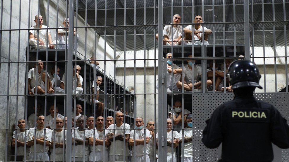El Salvador: Unutar tajanstvenog mega-zatvora, simbola rata predsednika Bukelea protiv bandi 3 Prisoners in a cell sitting on bunk beds four-storeys high