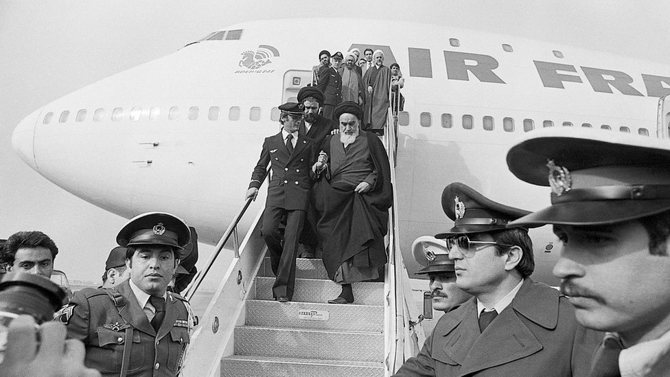 Ajatolah Ruholah Homeini vratio se u Iran 1979. posle 15 godina izgnanstva