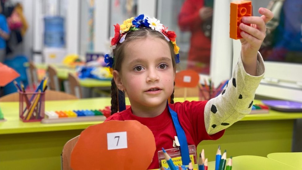 Rusija i Ukrajina: Kako ruski rat menja detinjstvo u Ukrajini 1 Nika Bondarenko in her kindergarten class