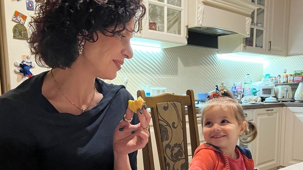 Rusija i Ukrajina: Ratom iscrpljeni Ukrajinci pate dok se ruska invazija nastavlja 2 Nataša Ambarova i njeno dete