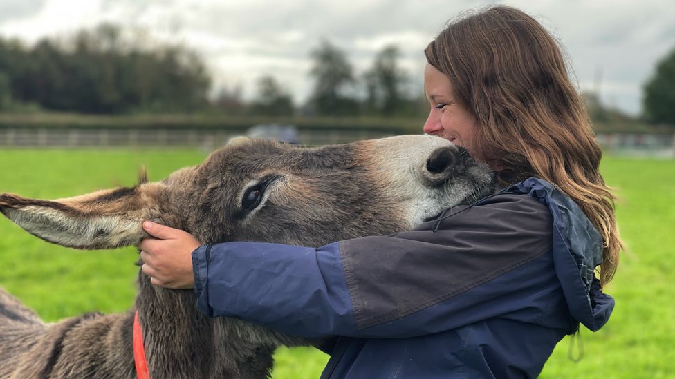 Džaneke Merks sa magarcem u prihvatilištu u Devonu