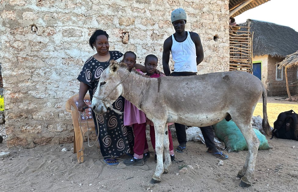 Porodica sa magarcem u Keniji