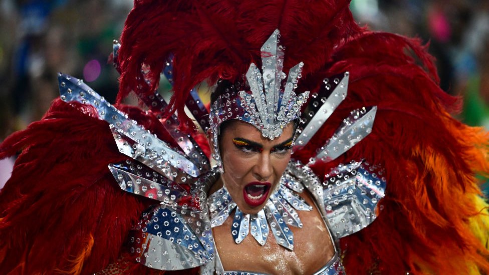 Karneval u Riju: Veličanstvena parada u čast crnih žena 7 A member of the Unidos do Viradouro samba school performs during the last night of the Carnival parade at the Marques de Sapucai Sambadrome in Rio de Janeiro, Brazil, on February 13, 2024.