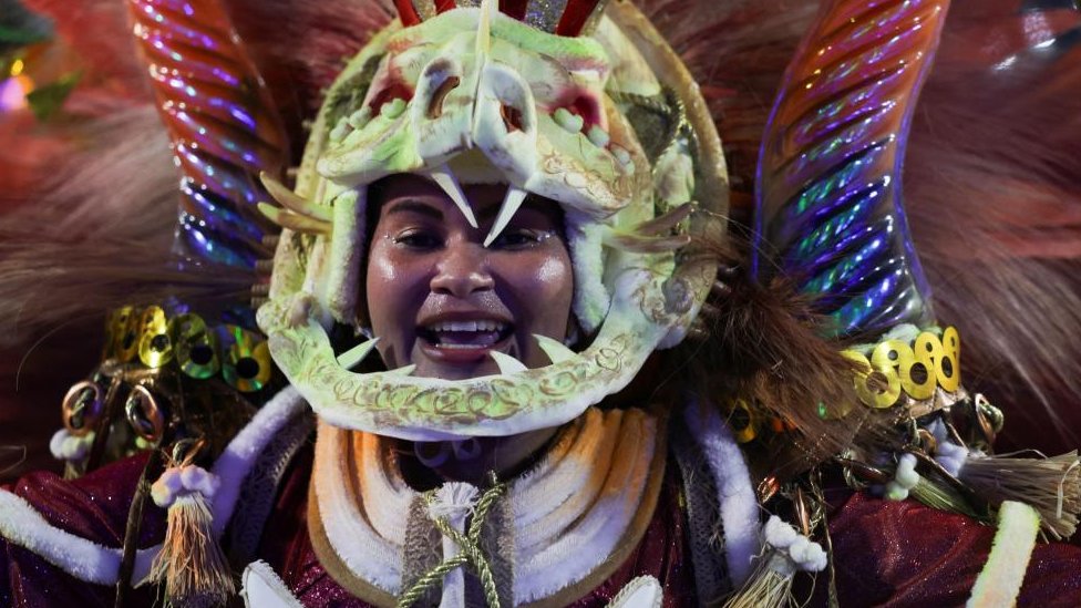 Karneval u Riju: Veličanstvena parada u čast crnih žena 6 A reveller from Viradouro samba school performs during the night of the Carnival parade at the Sambadrome, in Rio de Janeiro, Brazil February 13, 2024.