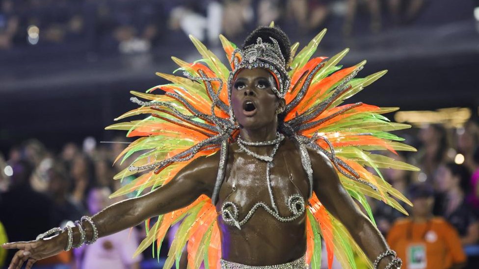 Karneval u Riju: Veličanstvena parada u čast crnih žena 2 A reveller from Viradouro samba school performs during the night of the Carnival parade at the Sambadrome, in Rio de Janeiro, Brazil February 13, 2024.