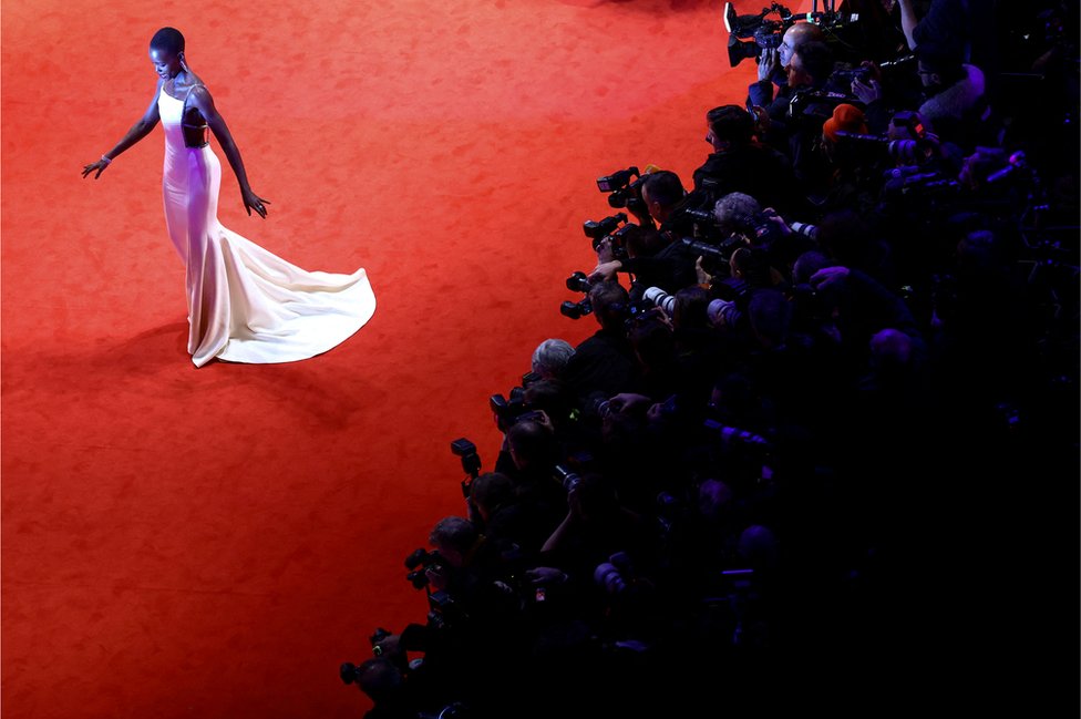 Lupita Njongo na otvaranju 74. Međunarodnog filmskog festivala Berlinale u glavnom gradu Nemačke - Berlinu