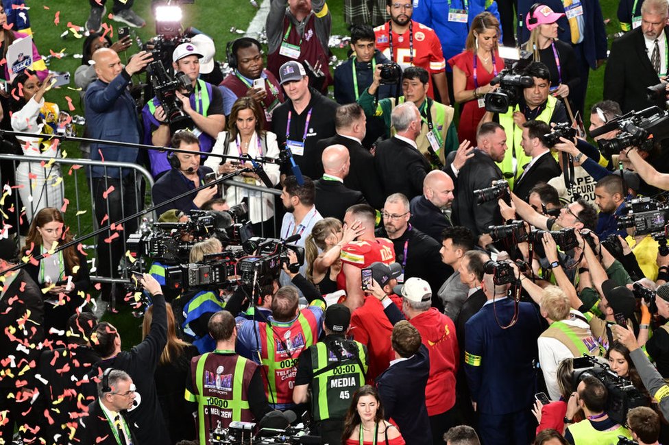 U fotografijama: Šta je obeležilo nedelju za nama 4 Igrač Kanzas Sitija Trevis Kelč i njegova devojka pop zvezda Tejlor Svift na 49. Superbolu