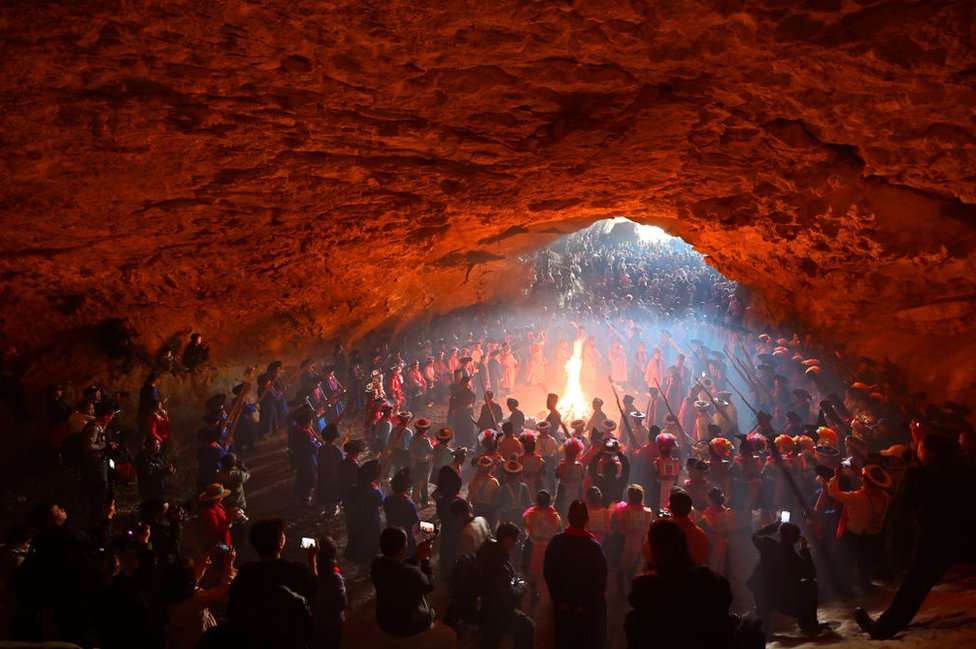 U fotografijama: Šta je obeležilo nedelju za nama 5 Članovi zajednice Miao izvode Tiaodong