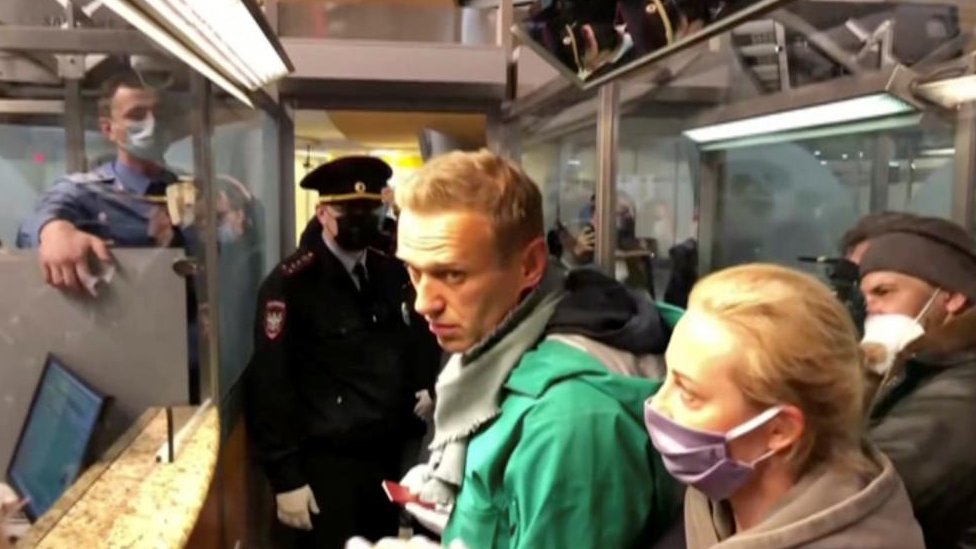 Aleksej Navaljni: Telo predato majci, i dalje nije poznat tačan uzrok smrti ruskog opozicionara 12 Law enforcement officers speaking with Russian opposition leader Alexei Navalny before leading him away at Sheremetyevo airport in Moscow, Russia January 17, 2021