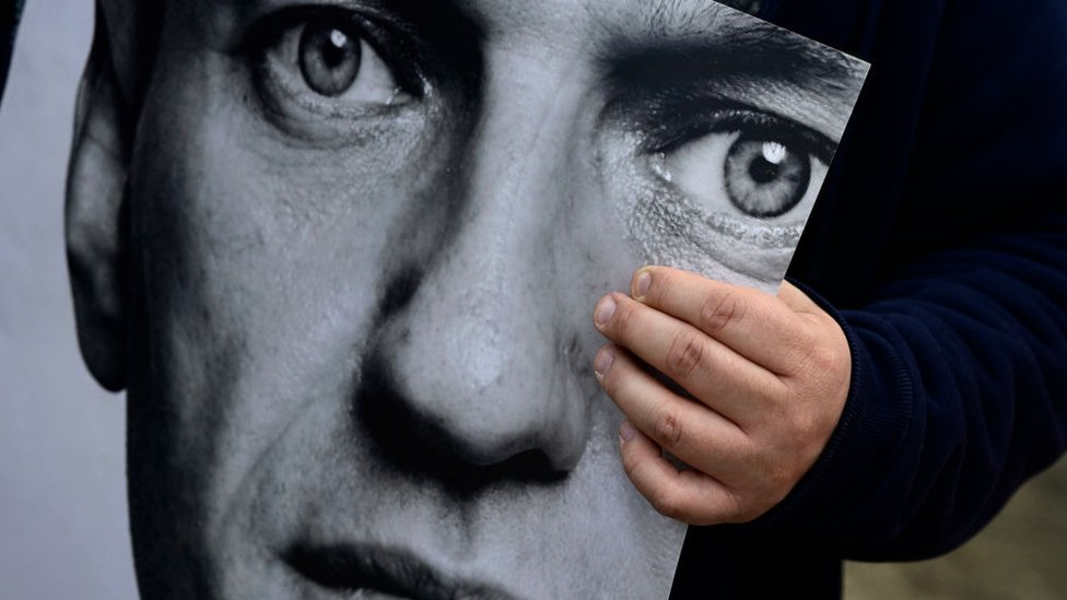 Aleksej Navaljni: Telo predato majci, i dalje nije poznat tačan uzrok smrti ruskog opozicionara 7 A supporter holds a picture of Navalny in Berlin after news of his death