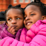 Male ratnice: Sijamske bliznakinje kojima su davali nekoliko dana života proslavile sedmi rođendan 4