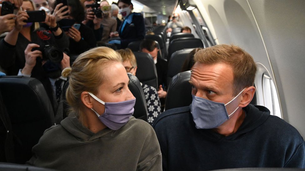 Aleksej Navaljni: Pristalice tuguju ali ne gube nadu posle njegove smrti 2 Russian opposition leader Alexei Navalny and his wife Yulia sit in a Pobeda airlines plane heading to Moscow before take-off from Berlin Brandenburg Airport (BER) in Schoenefeld, southeast of Berlin, on January 17, 2021.