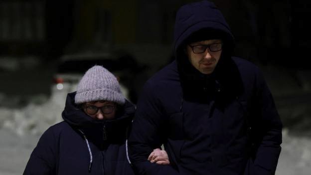 Aleksej Navaljni: „Umro je od sindroma iznenadne smrti", kažu iz zatvora, njegovi saradnici optužuju vlasti da kriju telo 2 majka Navaljnog