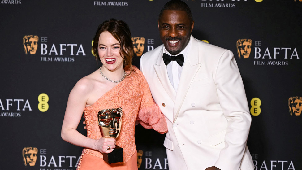Emi Stoun nagradu je uručio glumac Idris Elba