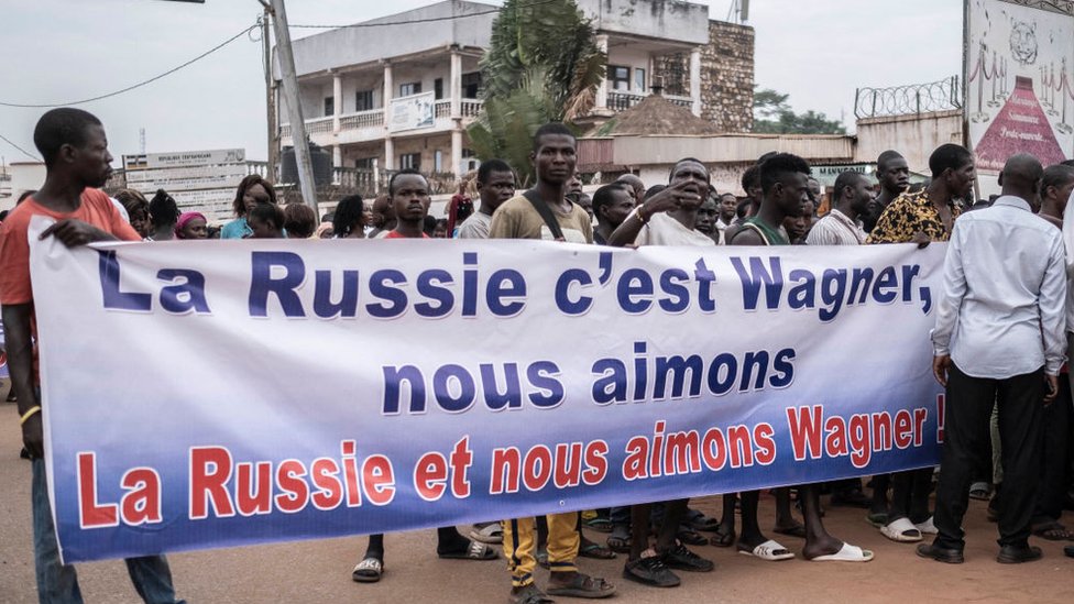 Demonstruesit mbajnë parulla në Bangui, më 22 mars 2023 gjatë një marshimi në mbështetje të pranisë së Rusisë dhe Kinës në Republikën e Afrikës Qendrore.