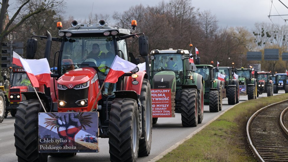 Protest poljoprivrednika u Poljskoj: Traktori blokirali puteve, prosuto žito na granici sa Ukrajinom 1 Kolona traktora u Poljskoj