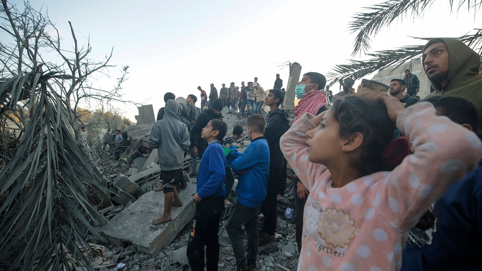 Palestinci traže tela nastradalih i preživele posle izraelskog napada u južnoj Gazi