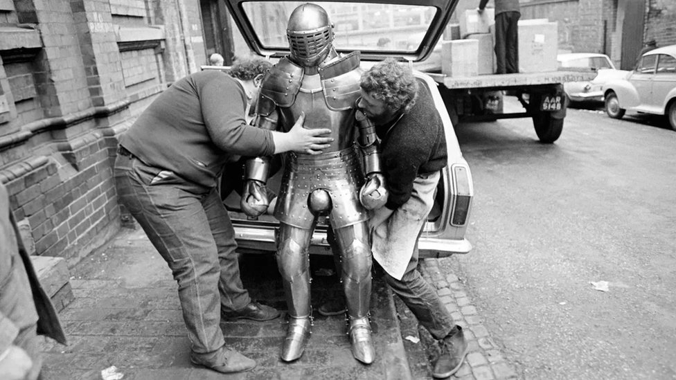 Moda u renesansi: Naglašeni i ukrašeni nakurnjaci postali su trend, a potom nestali 1 vitez, oklop, nakurnjak