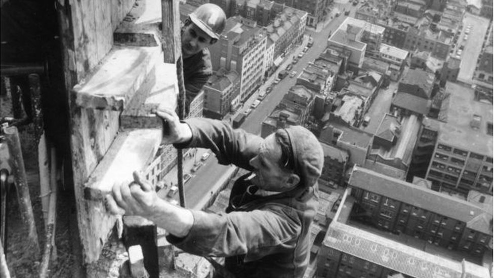Radnici su gradili BT toranj tokom 1960-ih godina