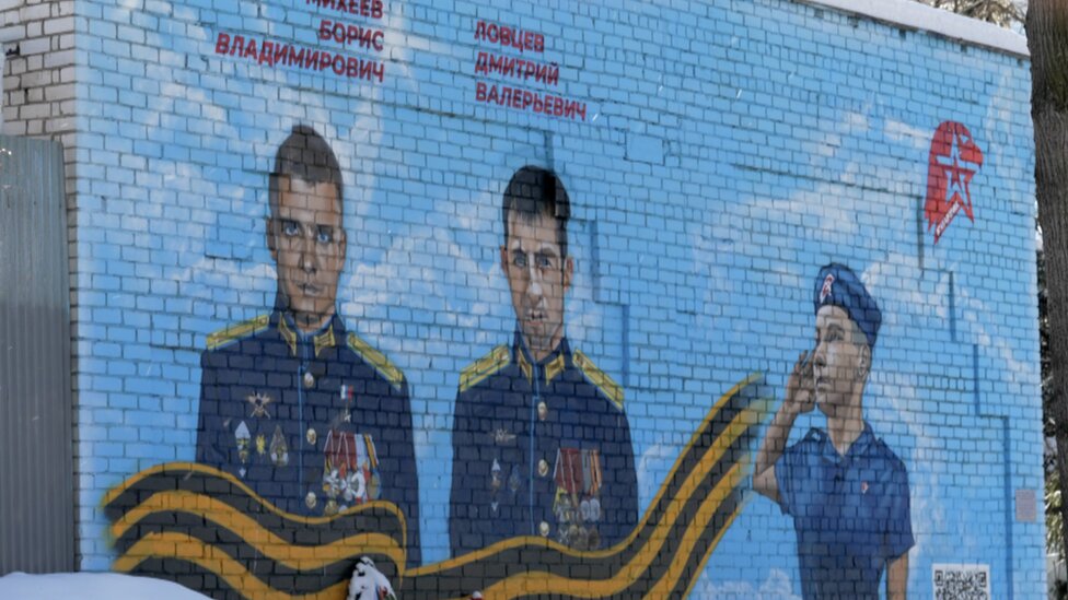 Rusija i Ukrajina: „Žao mi je svakog izgubljenog života": Kako su dve godine rata promenile Rusiju 1 A mural of fallen Russian soldiers in Solnechnogorsk