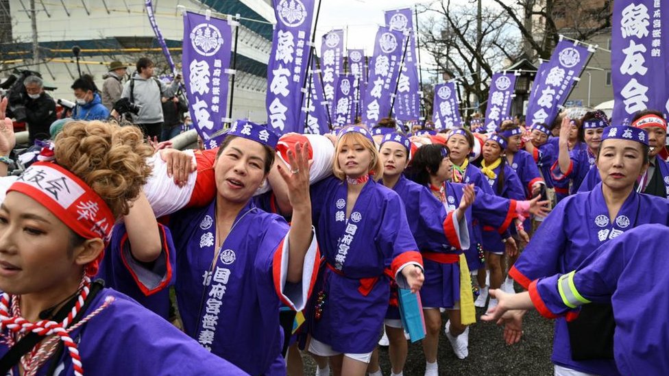 Japan i običaji: Prvi put posle 1.250 godina žene učestvovale u festivalu (skoro) golih 3 Women take part in a ritual event of naked festival