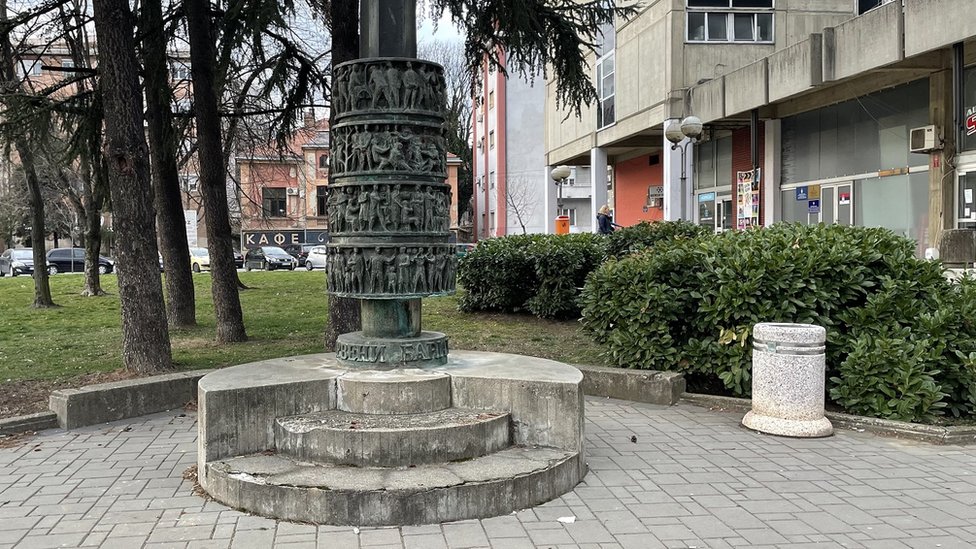 Crveno barjače: Kada su kragujevački radnici slavili osporavanu pobedu na izborima 1876. godine 5 Stub sa motivima Crvenog barjaka nalazi se ispred nekadašnjeg Doma samoupravljača