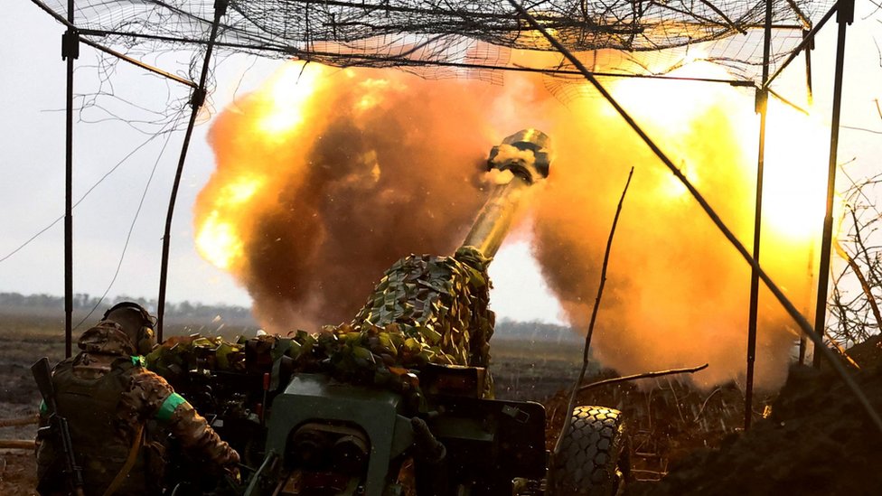 Rusija i Ukrajina: „Ne treba isključiti slanje zapadnih trupa u Ukrajinu", kaže francuski predsednik Makron 1 A Ukrainian soldier fires an artillery shell. File photo