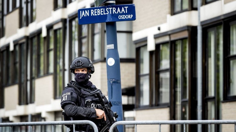 Naoružana policija ispred maksimalno obezbeđene sudnice zvane „Bunker" u Amsterdamu