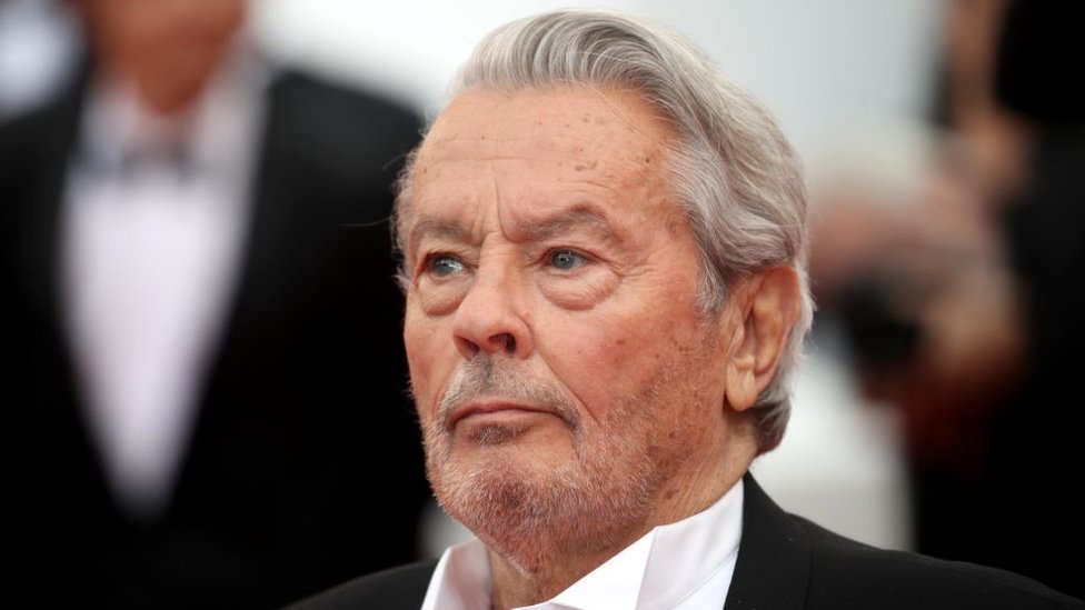 Alen Delon: Policija zaplenila 72 komada oružja u kući slavnog francuskog glumca 2 Alain Delon attends the screening of "A Hidden Life (Une Vie Cachée)" during the 72nd annual Cannes Film Festival on May 19, 2019