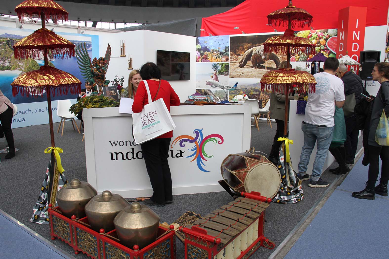 "Za sva ta pitanja dajete kačket? Glupo vam je to": Reporterka Danasa na 45. Sajmu turizma, jednom od poslednjih pod kupolama čuvene Hale 1 (FOTO) 6