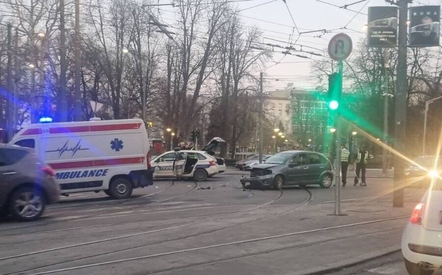 Saobraćajna nesreća na uglu Nemanjine i Resavske, povređene dve osobe 1