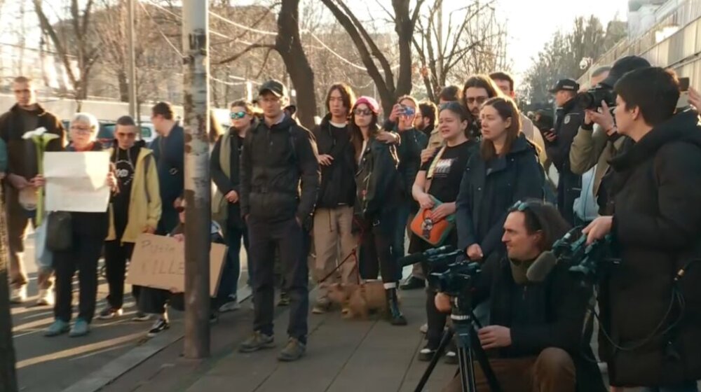 Protest ispred Ambasade Rusije u Beogradu zbog smrti Navaljnog: Građani polažu cveće, grle se i plaču 1