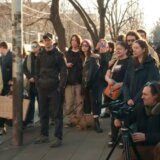 Protest ispred Ambasade Rusije u Beogradu zbog smrti Navaljnog: Građani polažu cveće, grle se i plaču 5